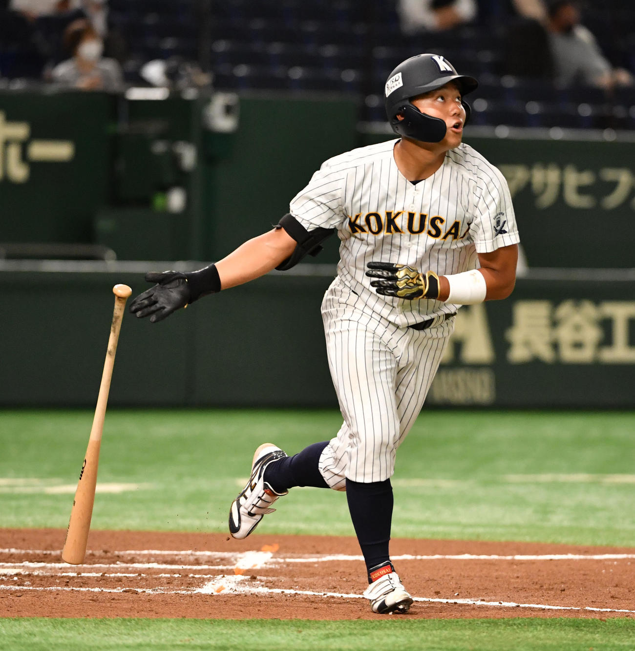 東日本国際大対静岡大　7回裏東日本国際大無死、上崎は右越えに本塁打を放つ（撮影・柴田隆二）