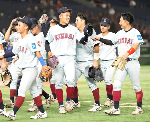 近大対和歌山大 和歌山大に勝利し笑顔の近大・大石(中央)(撮影・鈴木みどり)