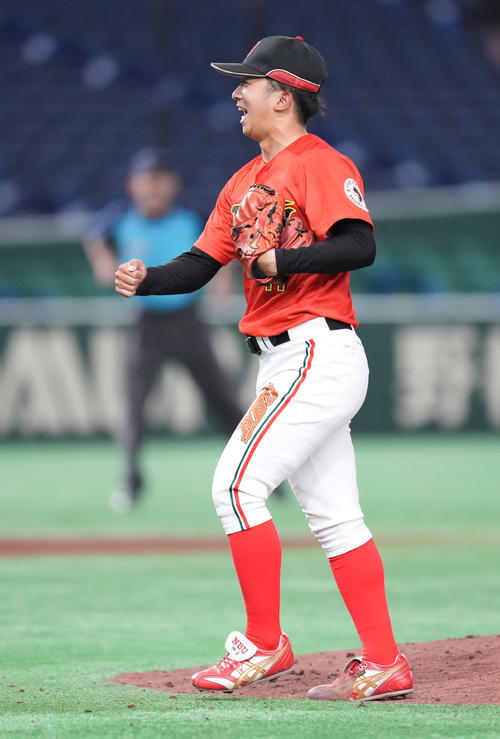 松山大対日本文理大 松山大に勝利しガッツポーズする日本文理大・桝屋(撮影・鈴木みどり)