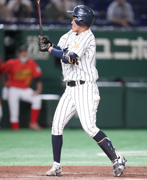 松山大対日本文理大 9回表松山大1死二塁、死球を受ける代打岸本(撮影・鈴木みどり)