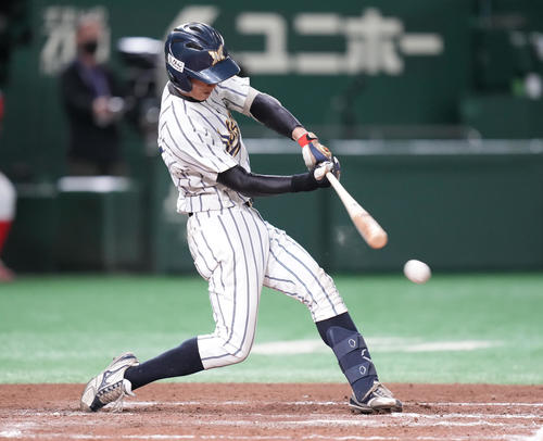 松山大対日本文理大 7回表松山大1死二塁、中前適時打を放つ阿部(撮影・鈴木みどり)