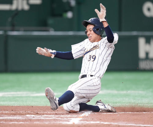 松山大対日本文理大 7回表松山大1死二塁、阿部の中前適時打で生還する二塁走者和泉(撮影・鈴木みどり)
