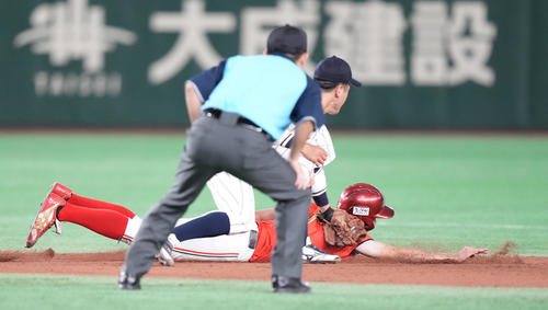 松山大対日本文理大 8回裏日本文理大無死一、二塁、打者野元の時、塁に戻れずアウトになる二塁走者幡手(撮影・鈴木みどり)