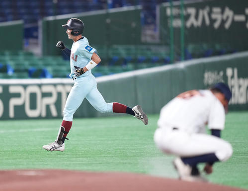 近大対和歌山大 1回表近大2死、先制の左越えソロ本塁打を放った谷口はダイヤモンドをまわる(撮影・鈴木みどり)