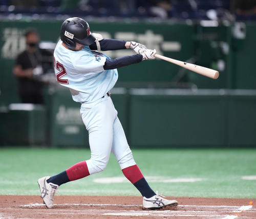 近大対和歌山大 6回表近大1死一、二塁、左越え3点本塁打を放つ代打東原(撮影・鈴木みどり)