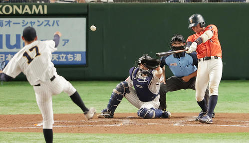 静岡大対東日本国際大 4回表静岡大2史一、二塁、大山から右前適時打を放つ安竹(撮影・野上伸悟)