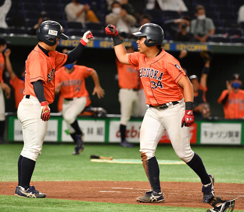 東日本国際大対静岡大 4回表静岡大2死一、二塁、安竹の右前適時打で二塁走者竹田龍(右)が生還した(撮影・柴田隆二)