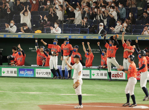 静岡大対東日本国際大 4回表静岡大2死一、二塁、安竹の右前適時打に盛り上がるベンチ(撮影・野上伸悟)
