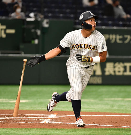 東日本国際大対静岡大 7回裏東日本国際大無死、上崎は右越えに本塁打を放つ(撮影・柴田隆二)