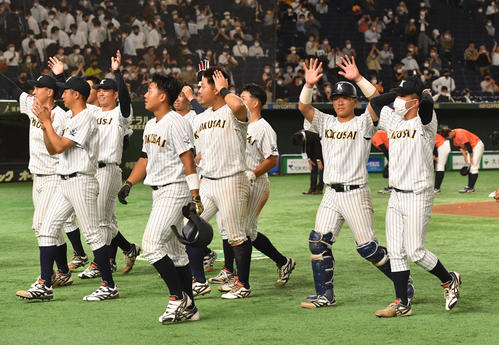 東日本国際大対静岡大 勝利した東日本国際大ナインはスタンドに手を振る(撮影・柴田隆二)