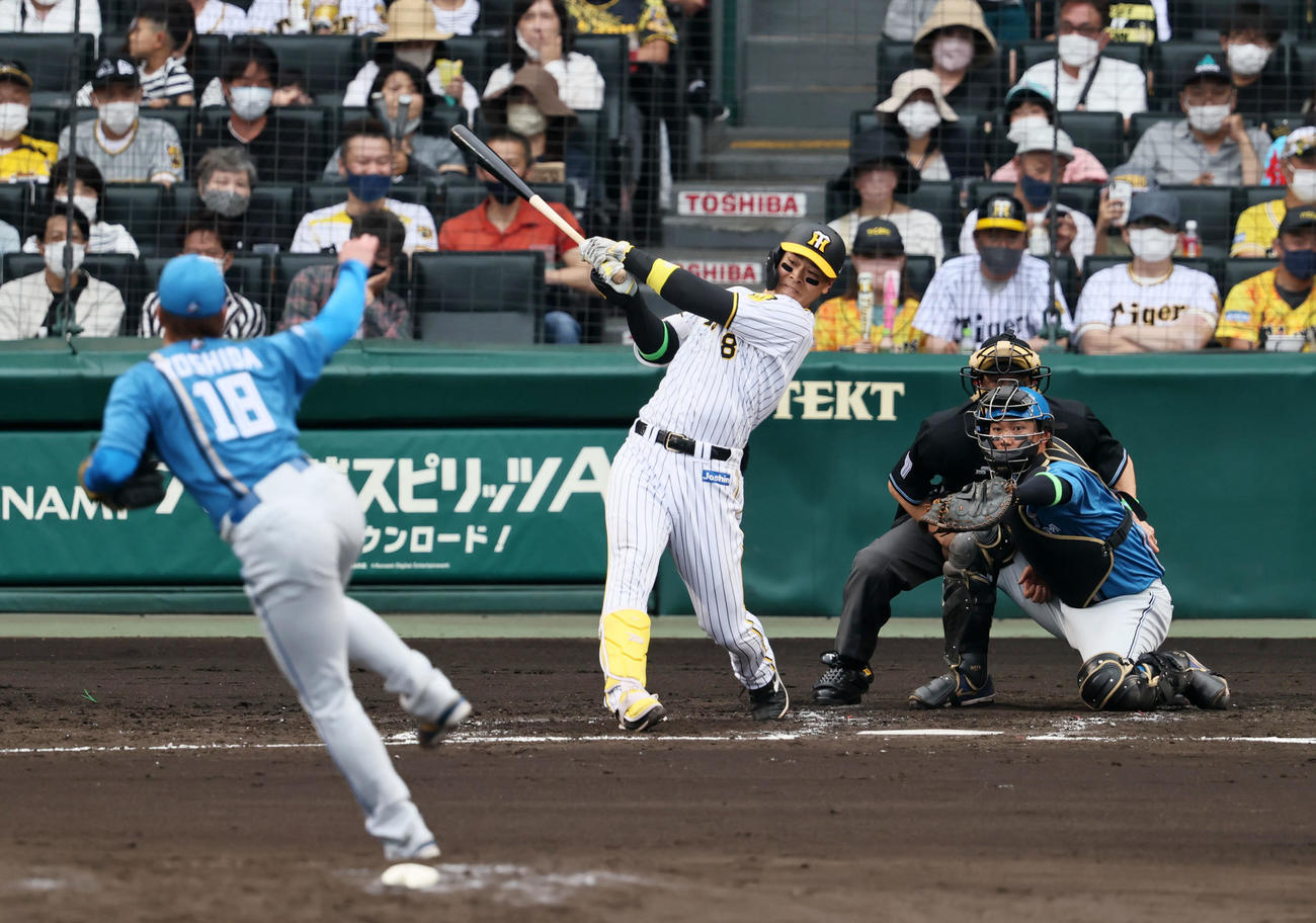 阪神対日本ハム　3回裏阪神2死一、二塁、佐藤輝は右前適時打を放つ。投手は吉田（撮影・加藤哉）