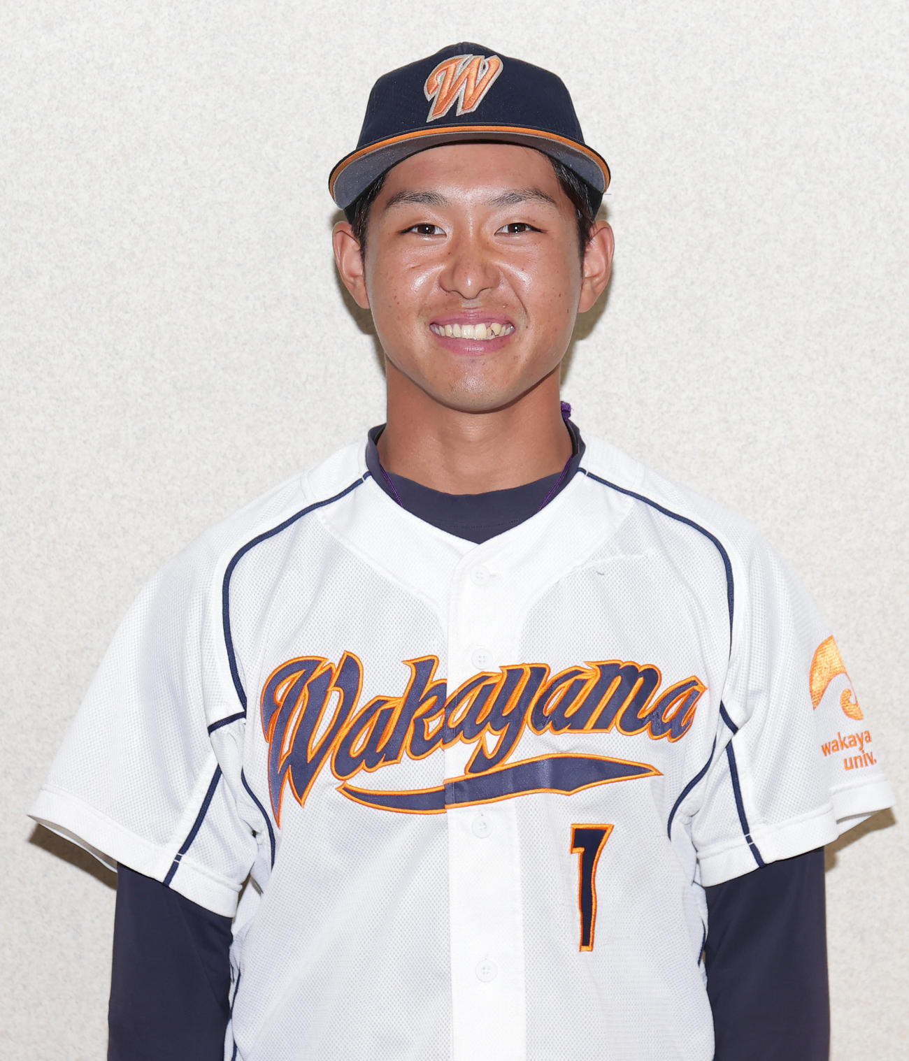 全日本大学野球選手権開会式で笑顔を見せる和歌山大・金谷主将（撮影・野上伸悟）