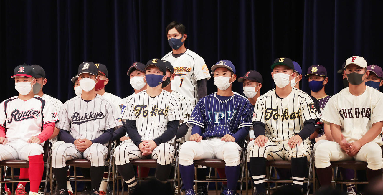 全日本大学野球選手権の開会式で、名前を呼ばれあいさつする和歌山大・金谷主将（撮影・野上伸悟）