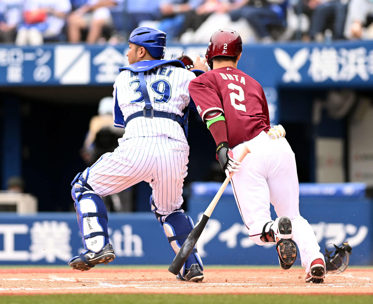 DeNA対楽天　6回表楽天1死一塁、バントを失敗し一塁へ向かう太田（右）と送球しようとする嶺井（撮影・滝沢徹郎）