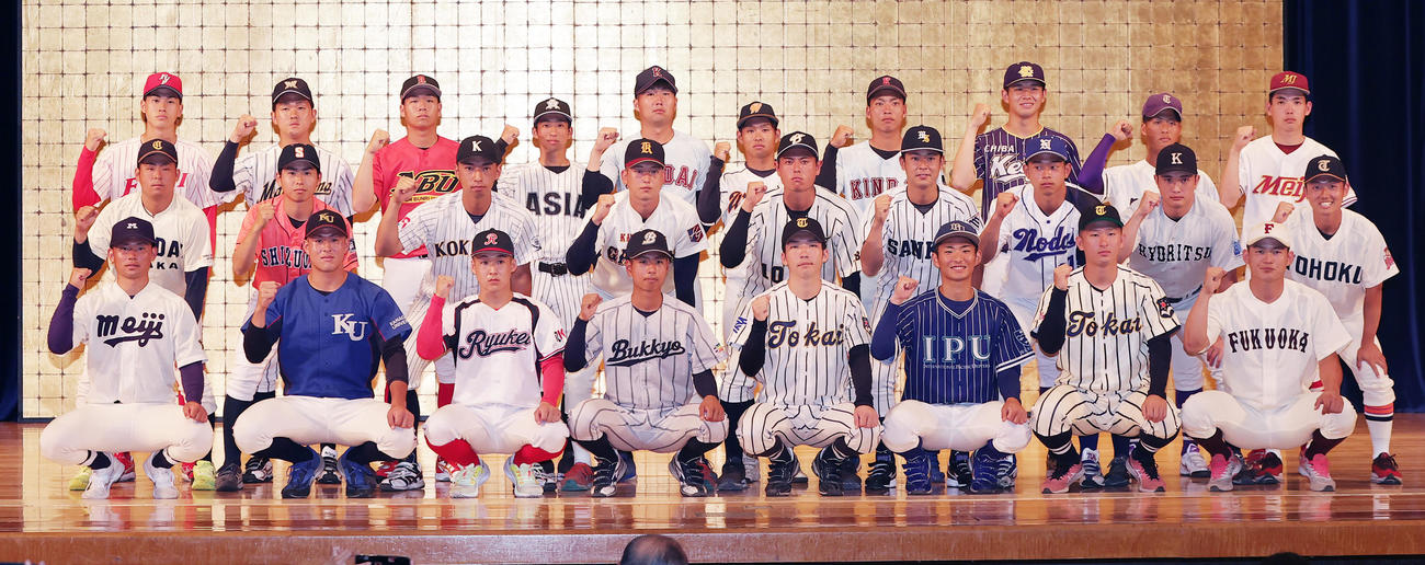 全日本大学野球選手権開会式で、記念撮影する出場校の主将（撮影・野上伸悟）