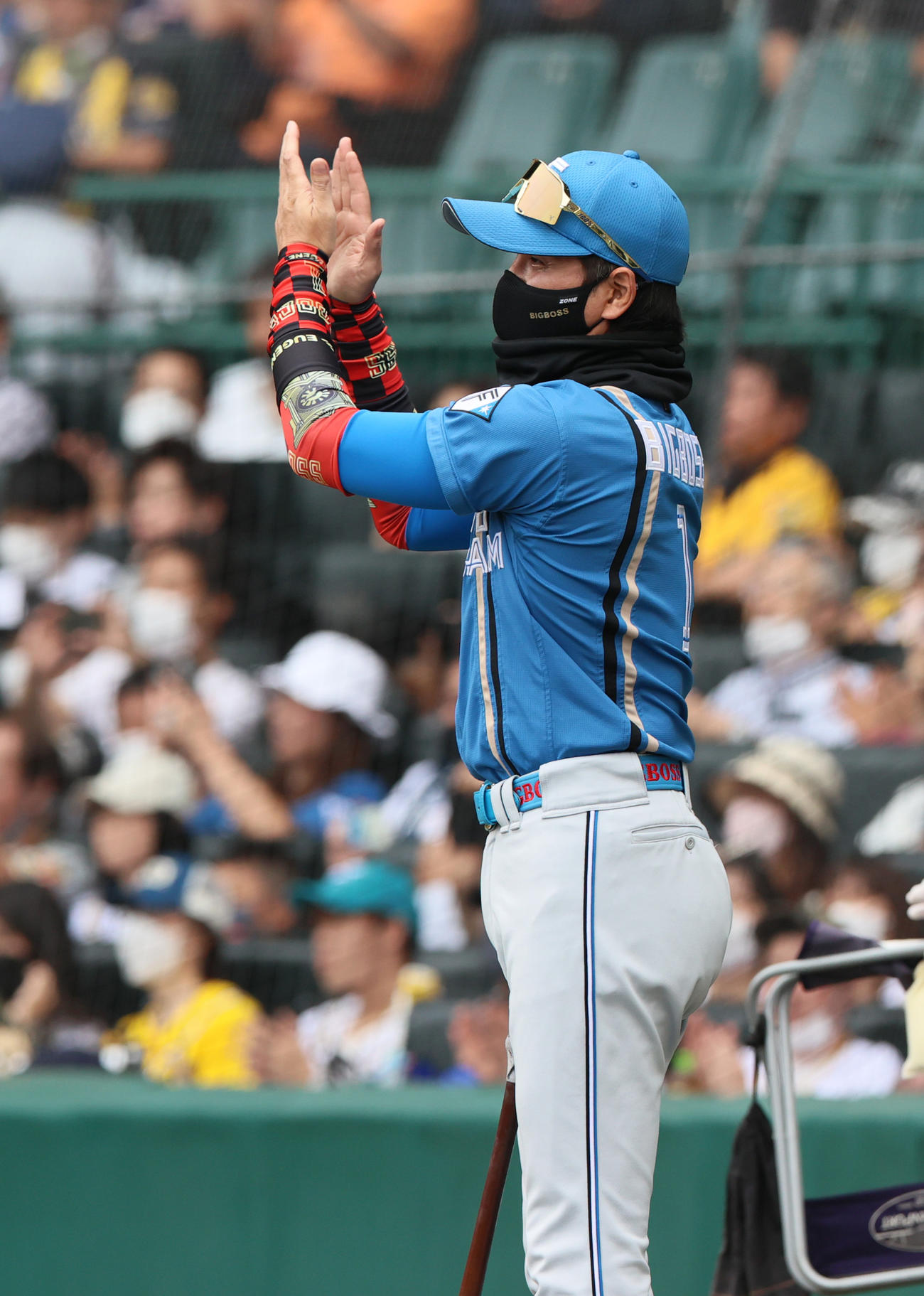 阪神対日本ハム　始球式をした有働由美子アナに拍手を送る日本ハム新庄監督（撮影・上山淳一）