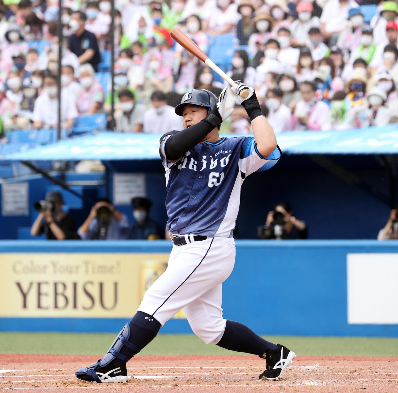 ヤクルト対西武　3回表西武2死、中村は空振り三振に倒れ、そのまま顔をゆがめてベンチに下がって交代する（撮影・浅見桂子）