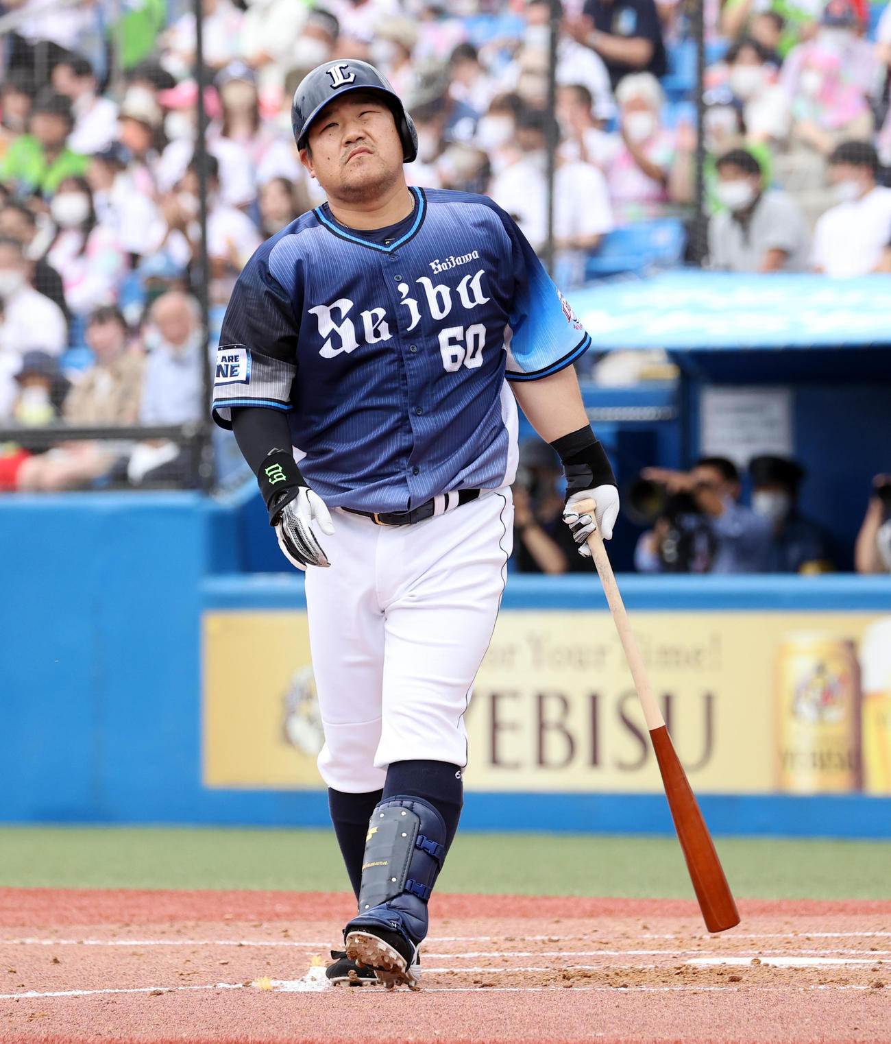 ヤクルト対西武　3回表西武2死、中村は空振り三振に倒れ、そのまま顔をゆがめてベンチに下がって交代する（撮影・浅見桂子）