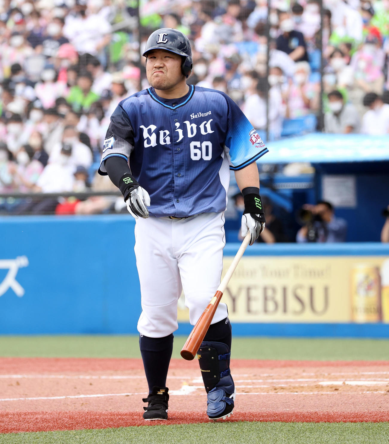 ヤクルト対西武　3回表西武2死、中村は空振り三振に倒れ、そのまま顔をゆがめてベンチに下がって交代する（撮影・浅見桂子）