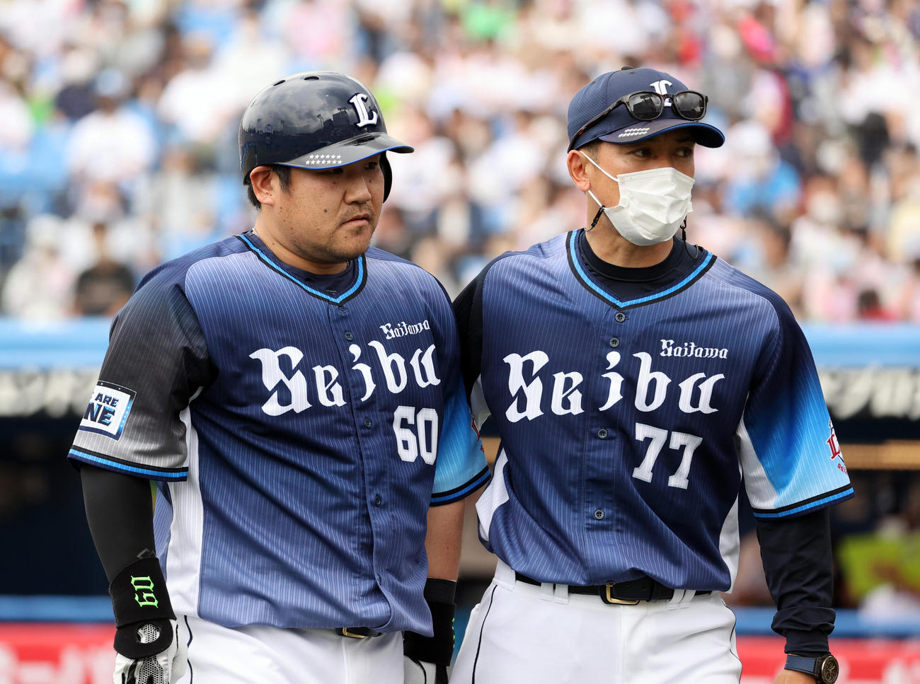 ヤクルト対西武　3回表西武2死、中村（手前）は空振り三振に倒れると、松井ヘッドコーチに促されベンチに下がって交代する（撮影・浅見桂子）