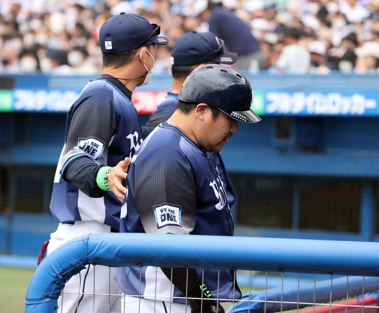 ヤクルト対西武　3回表西武2死、中村（手前）は空振り三振に倒れると、松井ヘッドコーチに促されベンチに下がって交代する（撮影・浅見桂子）