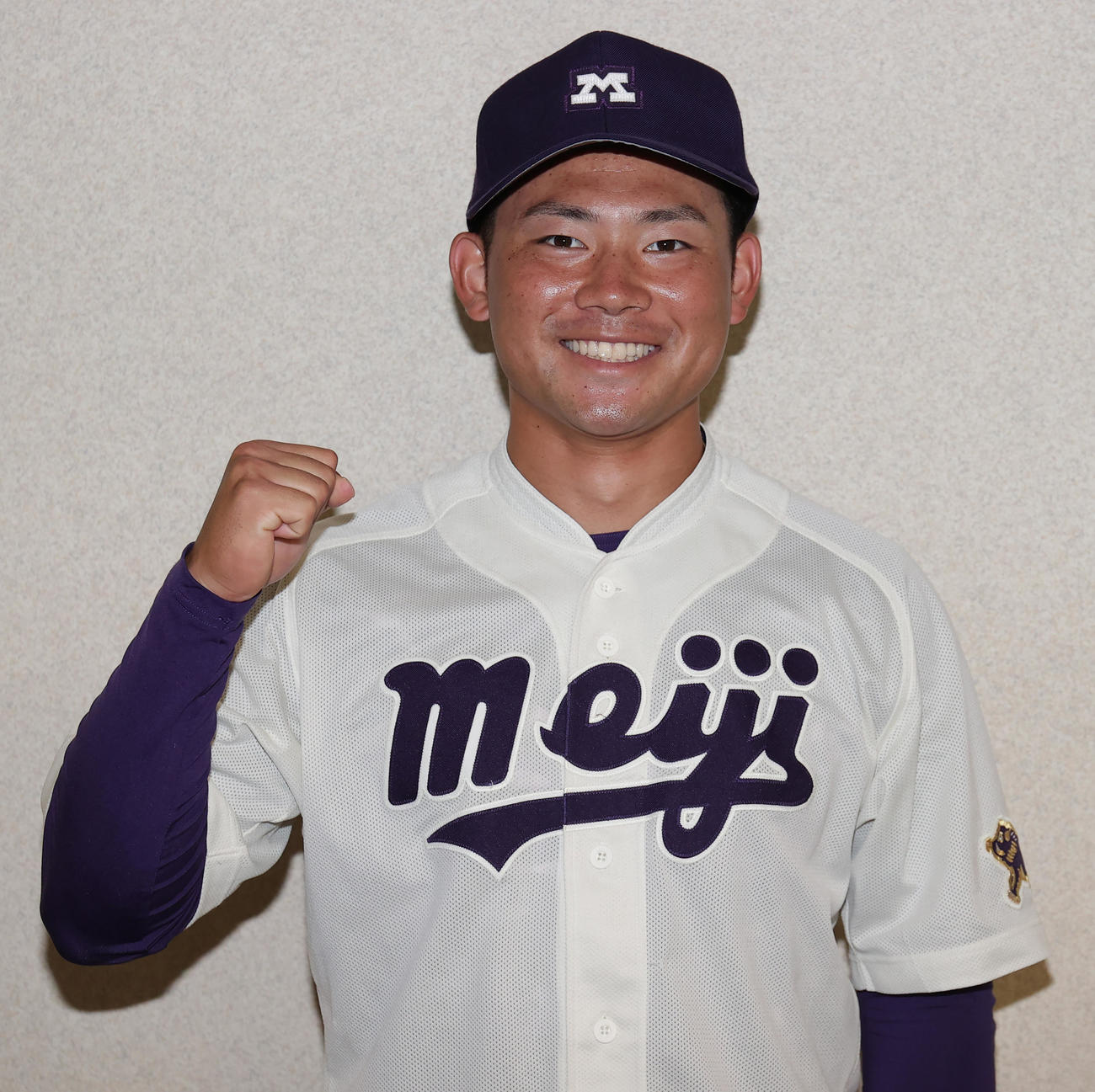 全日本大学野球選手権の開幕を前に笑顔でガッツポーズの明大・村松主将（撮影・野上伸悟）
