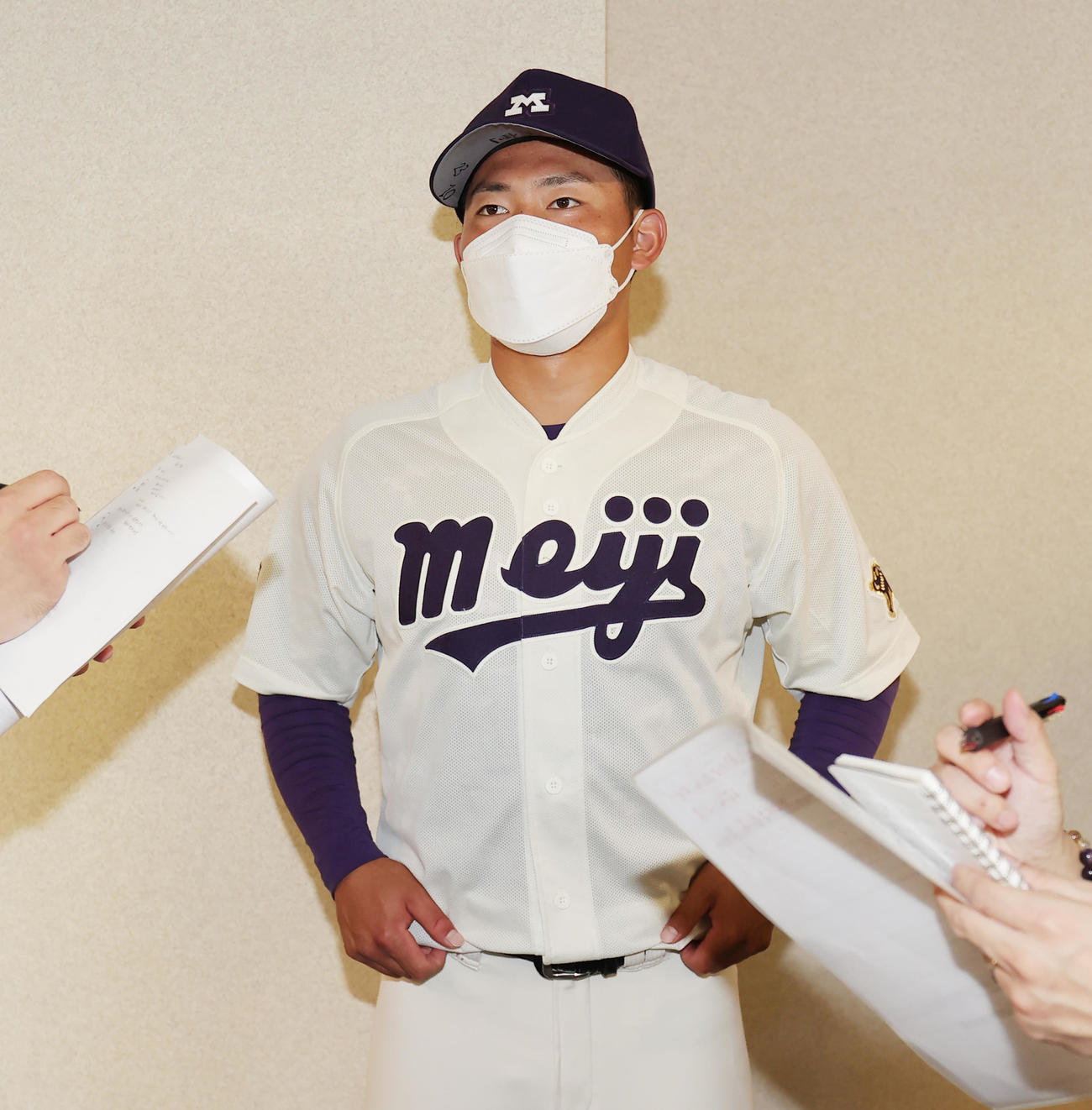 全日本大学野球選手権の開幕を前に取材対応する明大・村松主将（撮影・野上伸悟）