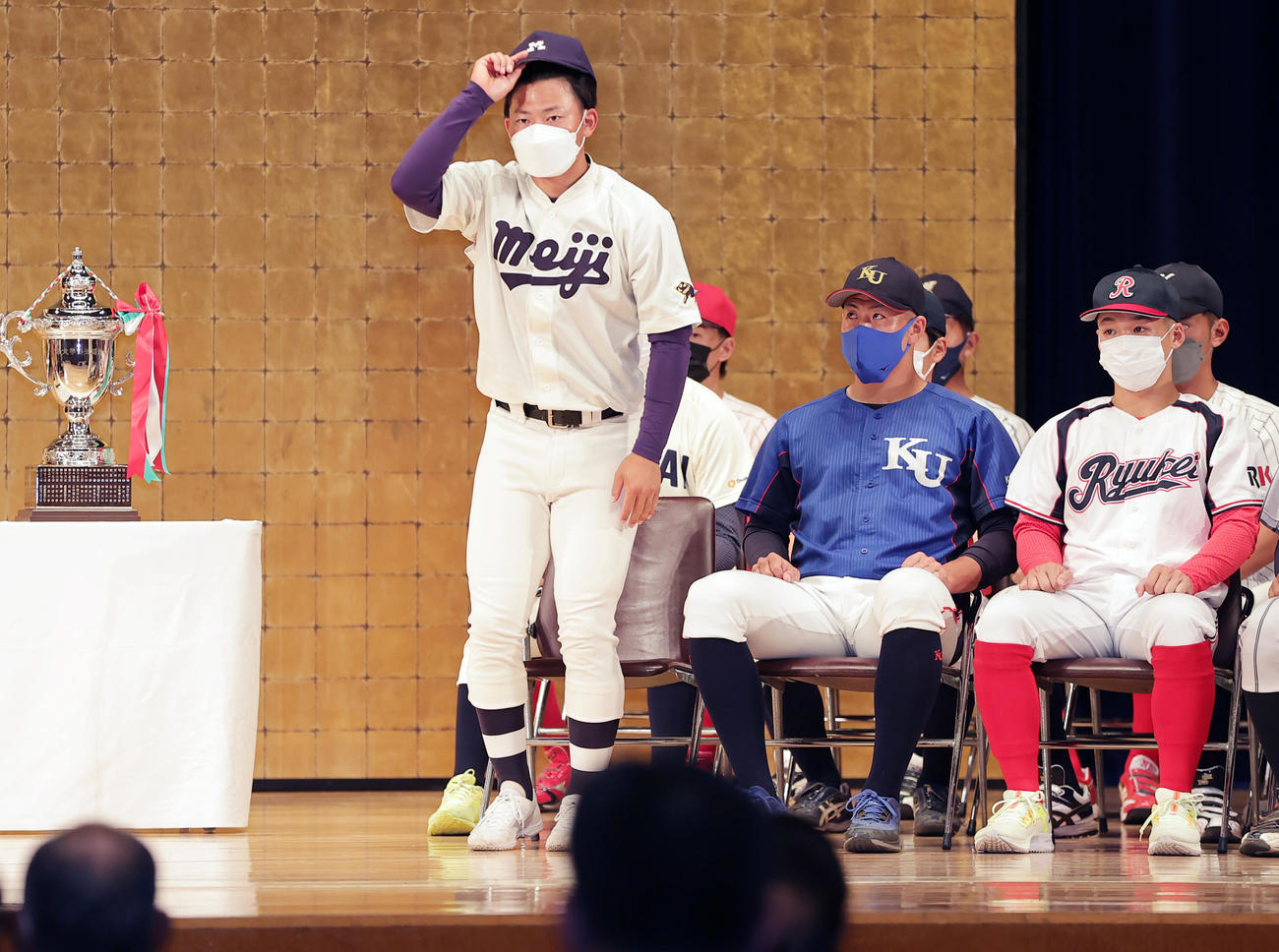 全日本大学野球選手権の開会式で、名前を呼ばれあいさつする明大・村松主将（撮影・野上伸悟）