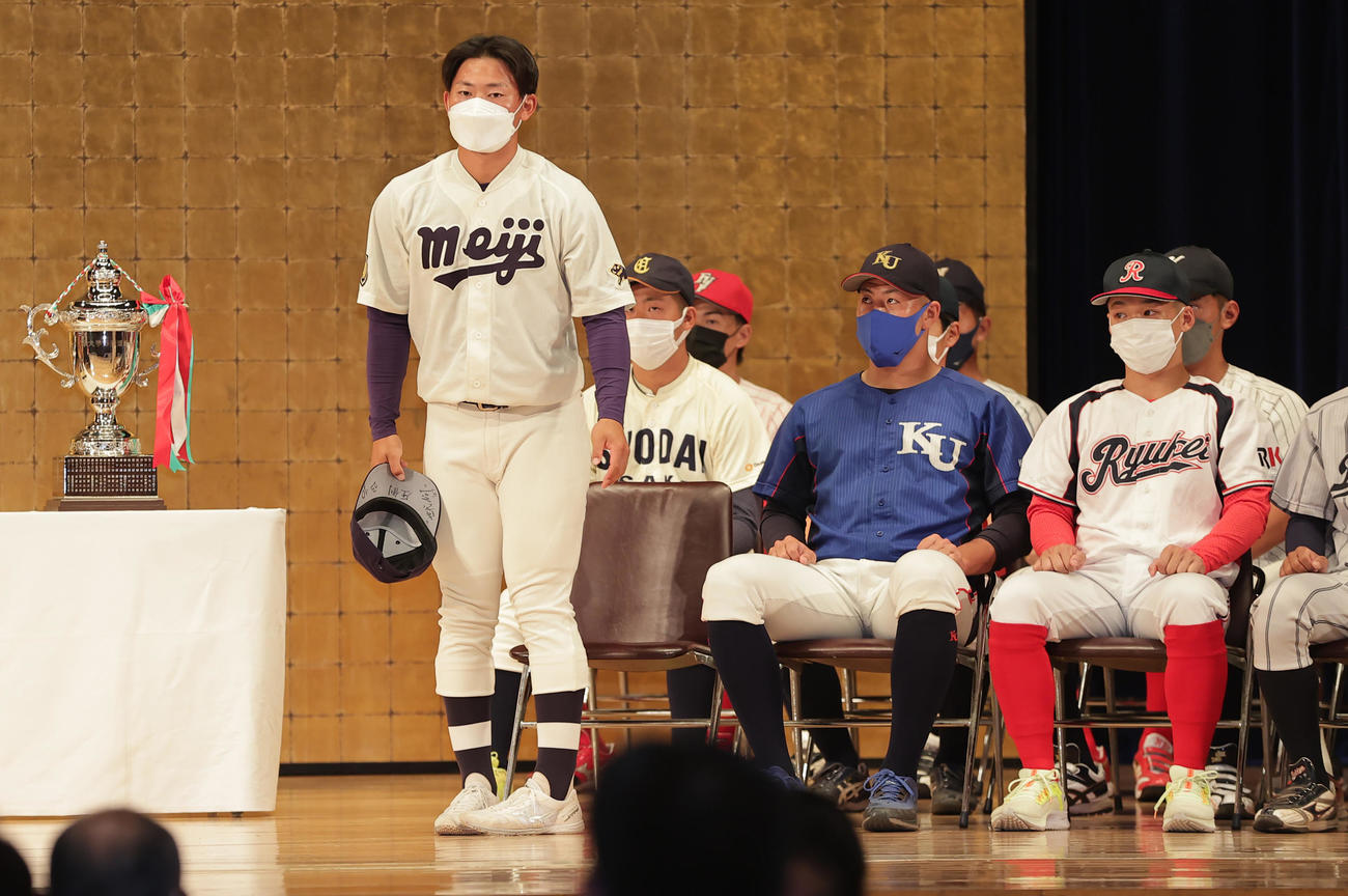全日本大学野球選手権の開会式で、名前を呼ばれあいさつする明大・村松主将（撮影・野上伸悟）