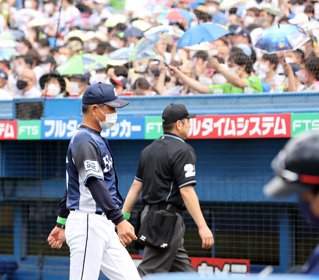 ヤクルト対西武　選手交代を告げ、厳しい表情でベンチに戻る西武辻監督（撮影・浅見桂子）