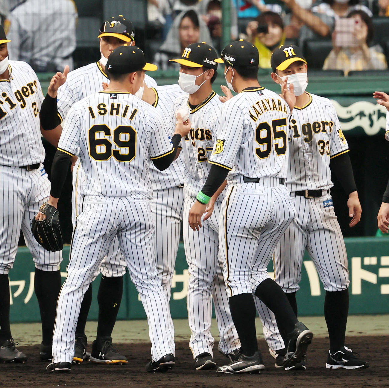 阪神対日本ハム　勝利投手の伊藤将は石井大（左）からウイニングボールを差し出されるが受け取らず（撮影・加藤哉）