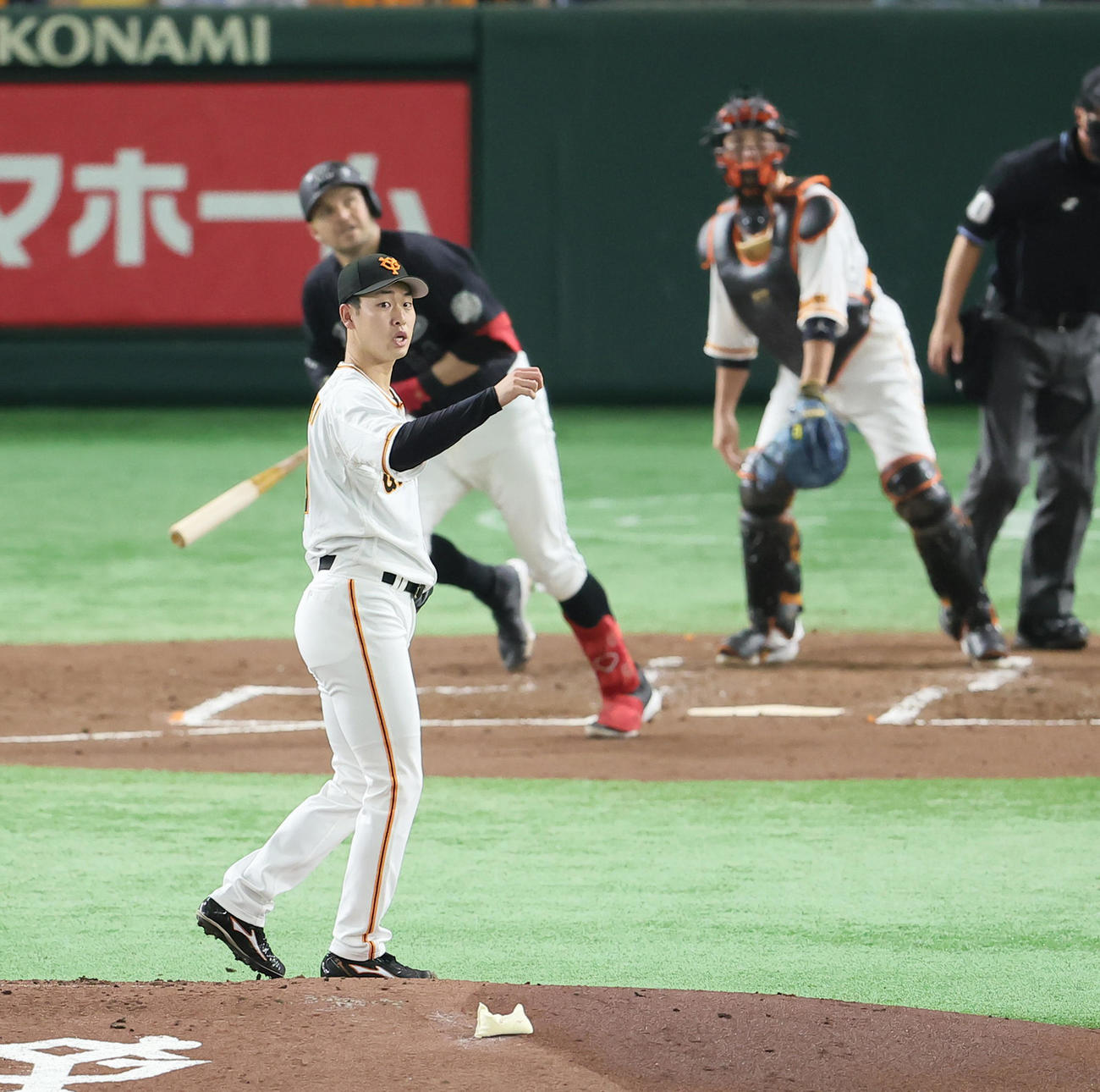 巨人対ロッテ　2回表ロッテ無死一塁、レアードに左中間へ2点本塁打を許す山崎伊（撮影・足立雅史）