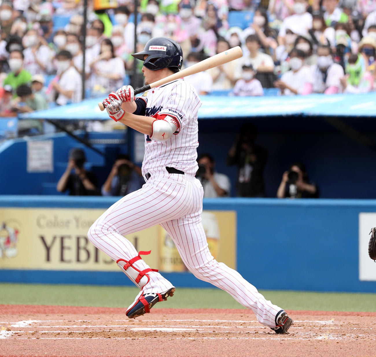 ヤクルト対西武　2回裏ヤクルト1死三塁、高梨は中前適時打を放つ（撮影・浅見桂子）