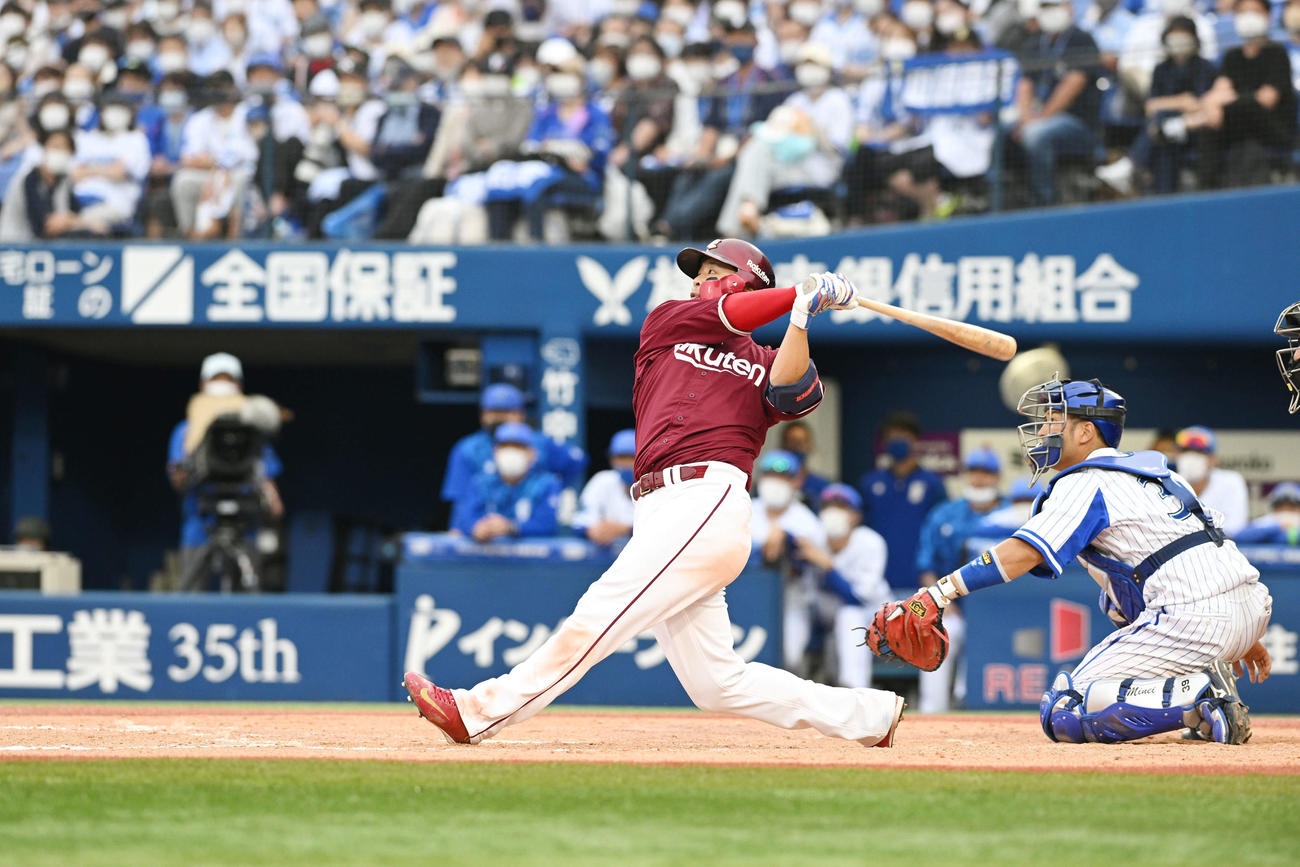 DeNA対楽天　9回表楽天1死一塁、浅村は右中間へ2点本塁打を放つ（撮影・滝沢徹郎）