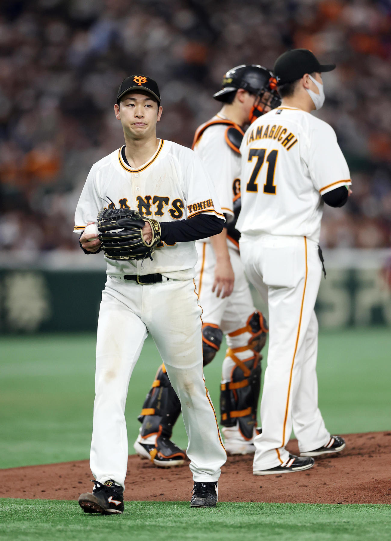 巨人対ロッテ　3回表途中、降板する巨人先発の山崎伊（撮影・狩俣裕三）