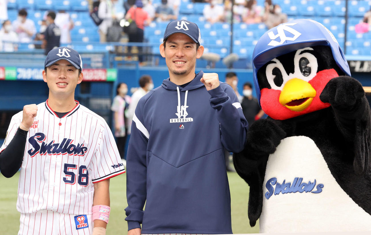 ヤクルト対西武　4連勝し、つば九郎とガッツポーズするヤクルト長岡（左）と高梨（撮影・浅見桂子）