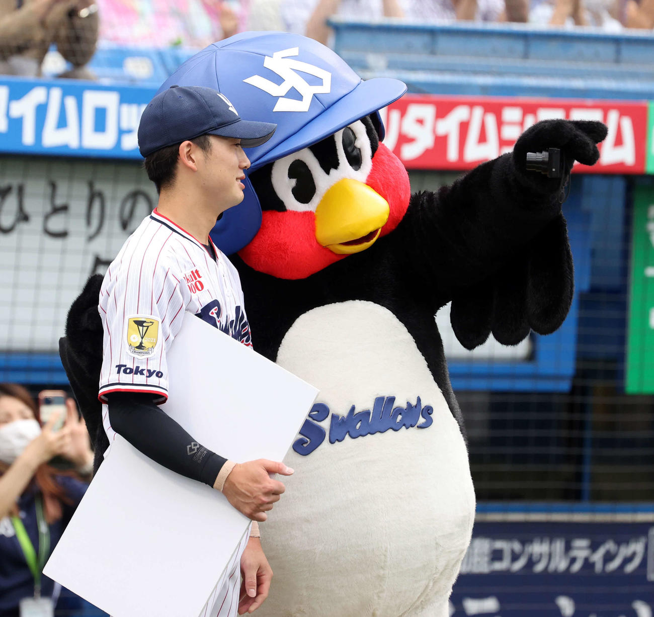 ヤクルト対西武　ヒーローインタビュー後、つば九郎と写真を撮る長岡（撮影・浅見桂子）