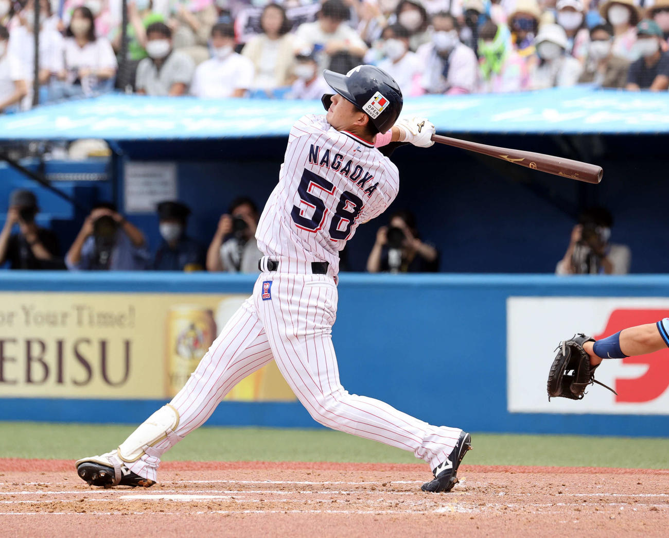 ヤクルト対西武　2回裏ヤクルト無死二、三塁、長岡は中犠飛を放つ（撮影・浅見桂子）