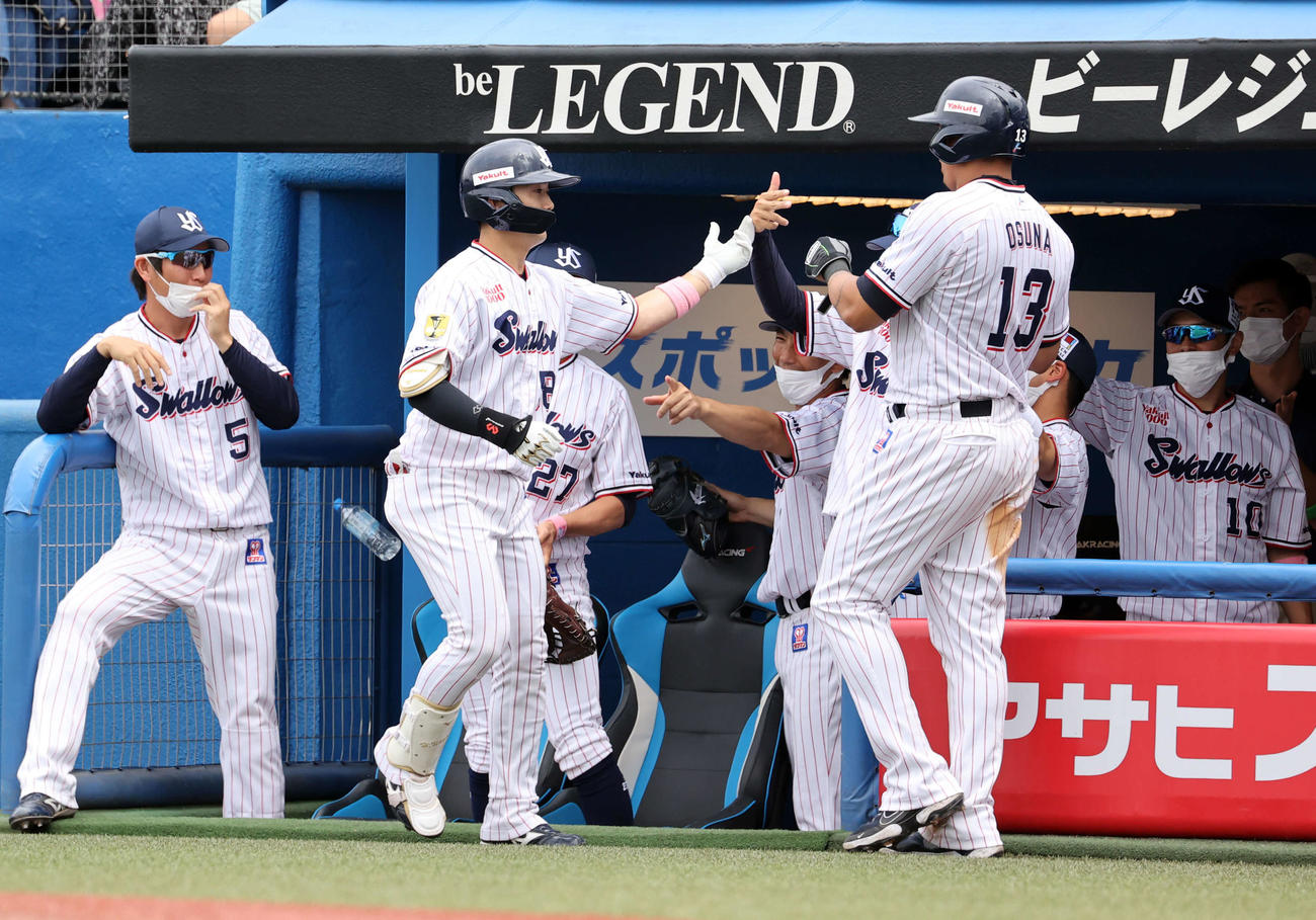 ヤクルト対西武　2回裏ヤクルト無死二、三塁、長岡（手前左）は中犠飛を放ち、生還したオスナらとハイタッチ（撮影・浅見桂子）