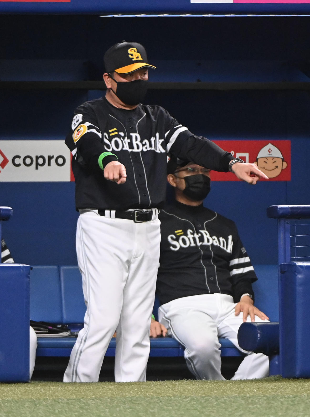 中日対ソフトバンク　7回表、リクエストする藤本監督（撮影・森本幸一）