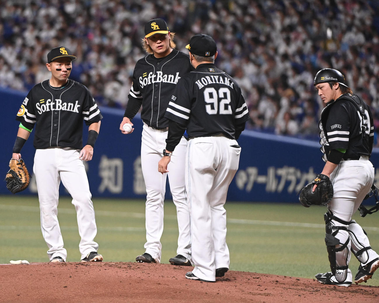中日対ソフトバンク　1回裏中日2死一塁、マウンド上、杉山（左から2人目）のもとに集まるソフトバンクナイン（撮影・森本幸一）
