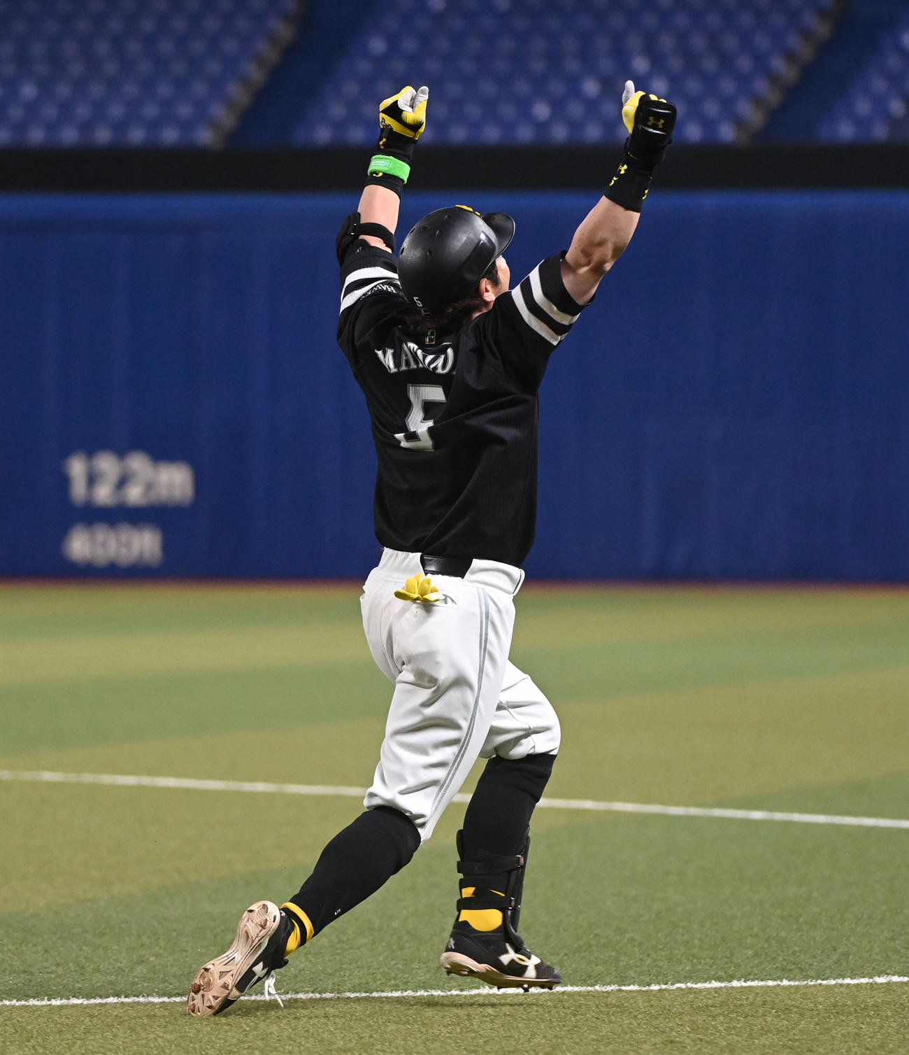 中日対ソフトバンク　7回表ソフトバンク1死、遊撃内野安打で出塁する松田（撮影・森本幸一）