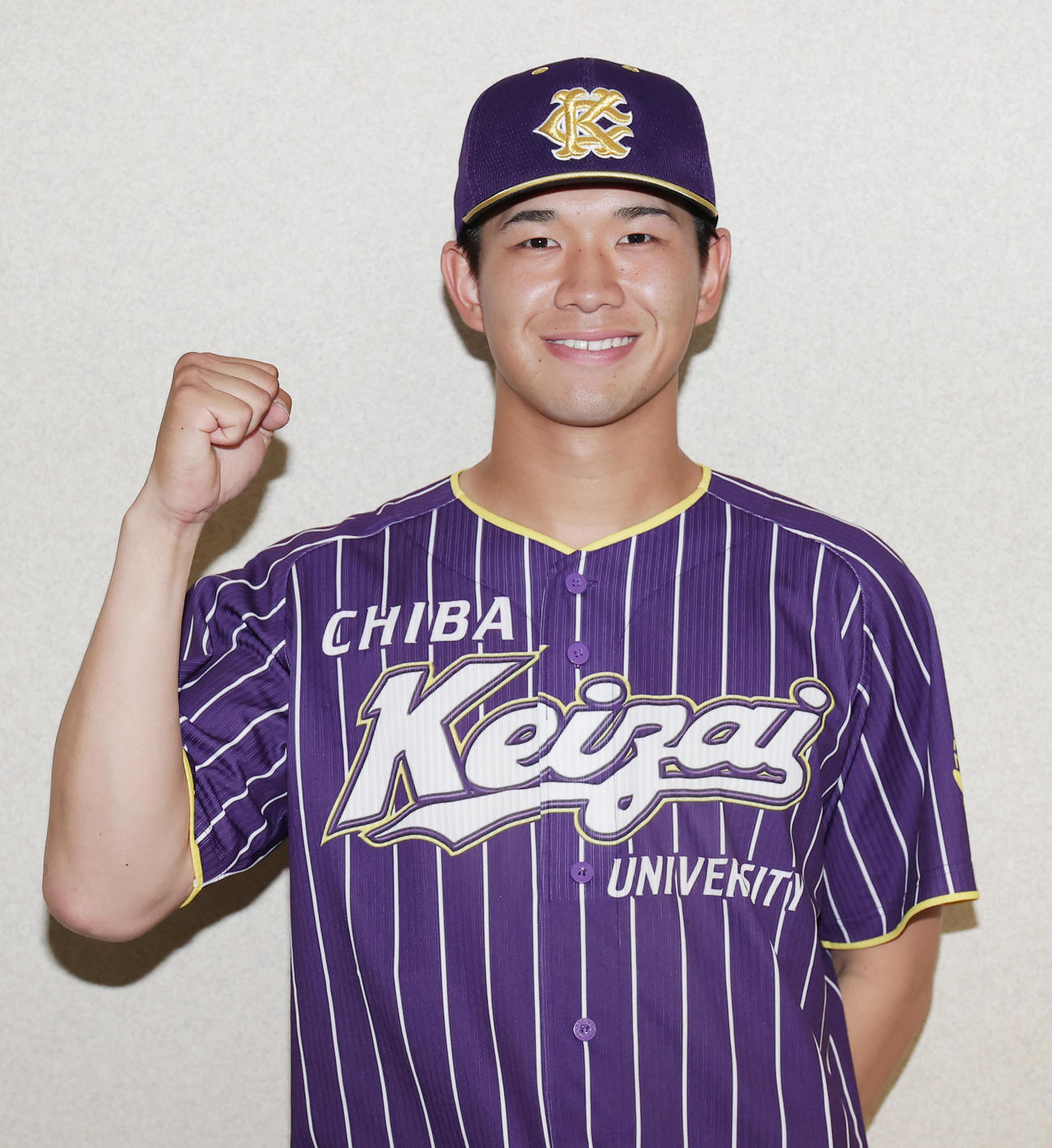 全日本大学野球選手権開幕を前に笑顔でガッツポーズの千葉経大・宇津沢主将（撮影・野上伸悟）