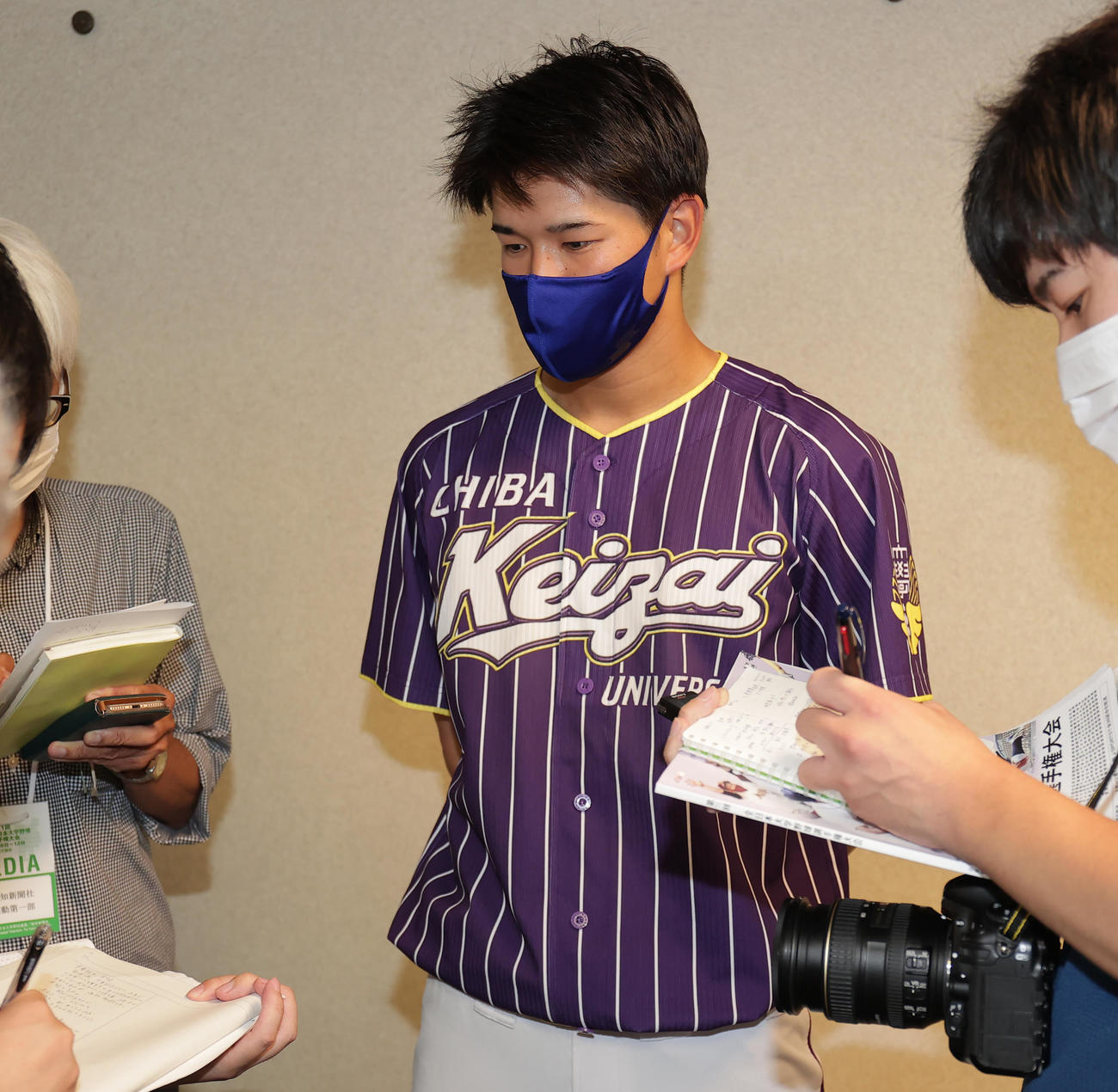 取材対応する千葉経大・宇津沢主将（撮影・野上伸悟）
