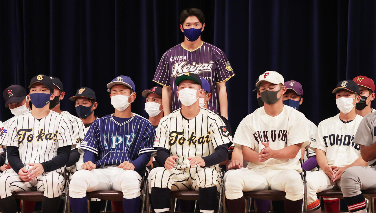 全日本大学野球選手権の開会式で、名前を呼ばれあいさつする千葉経大・宇津沢主将（撮影・野上伸悟）
