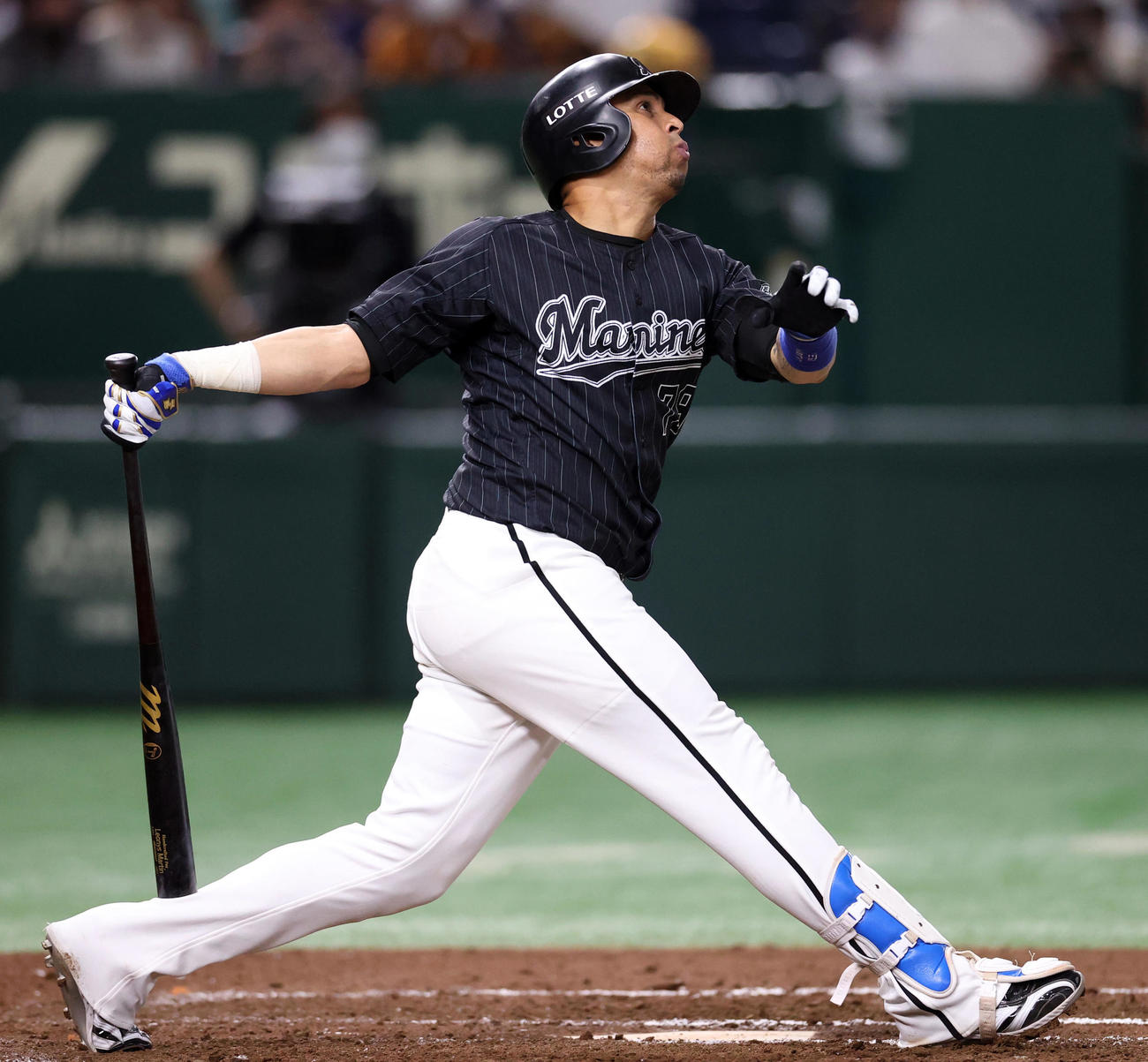 巨人対ロッテ　8回表ロッテ2死一、二塁、3点本塁打を放つマーティン（撮影・狩俣裕三）