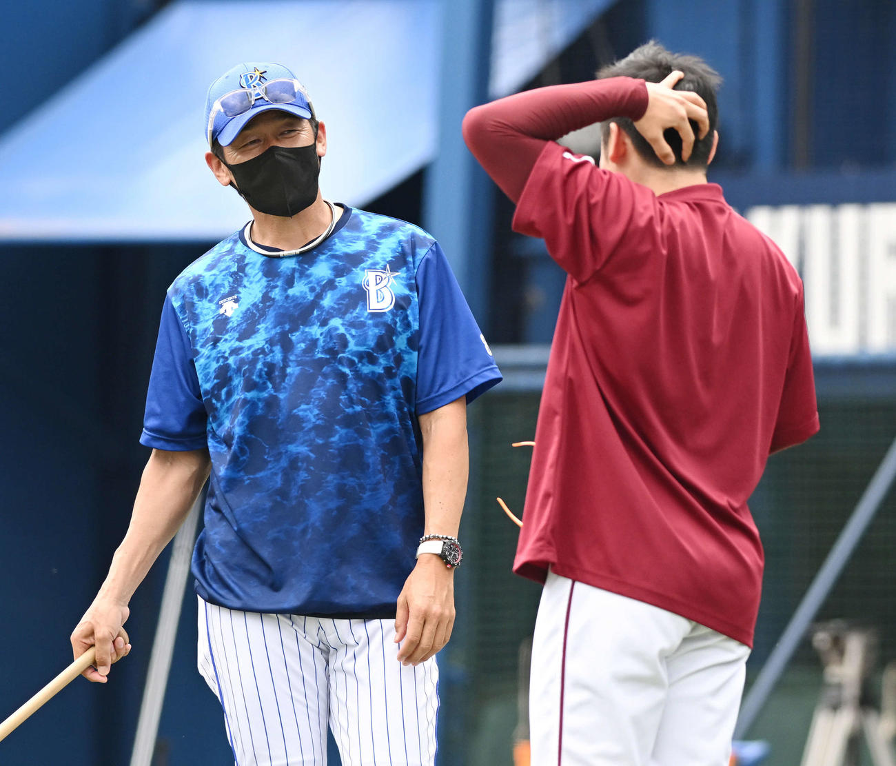 DeNA対楽天　試合前練習でDeNA三浦監督（奥）にあいさつする楽天松井裕（撮影・滝沢徹郎）