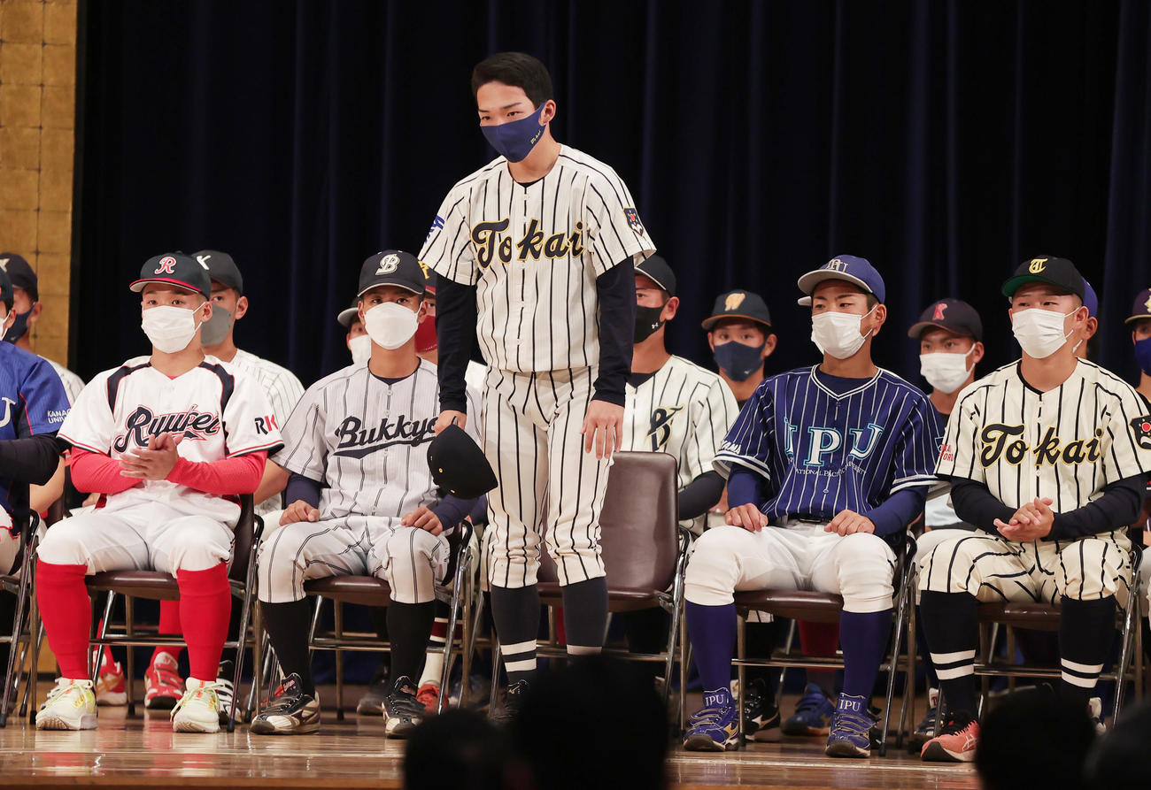 全日本大学野球選手権の開会式で、名前を呼ばれあいさつする東海大・小松主将（撮影・野上伸悟）