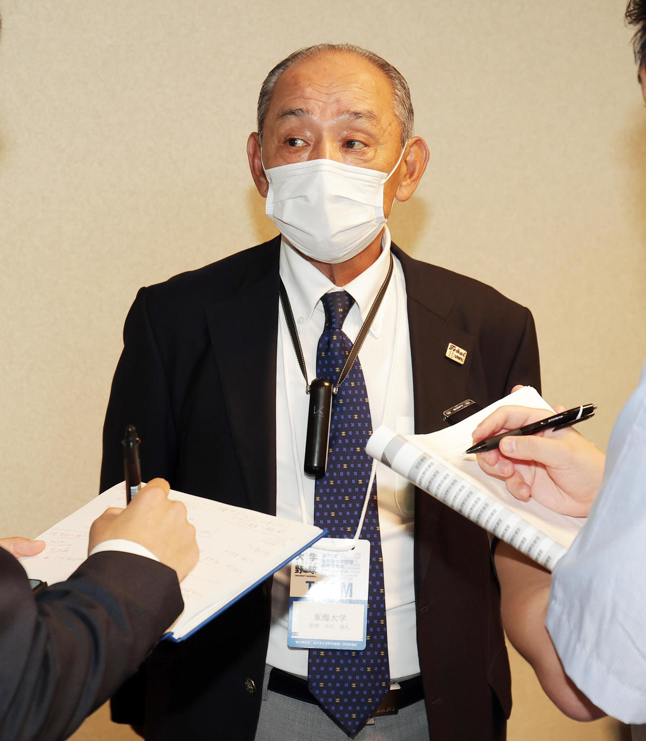 取材対応する東海大・井尻監督（撮影・野上伸悟）