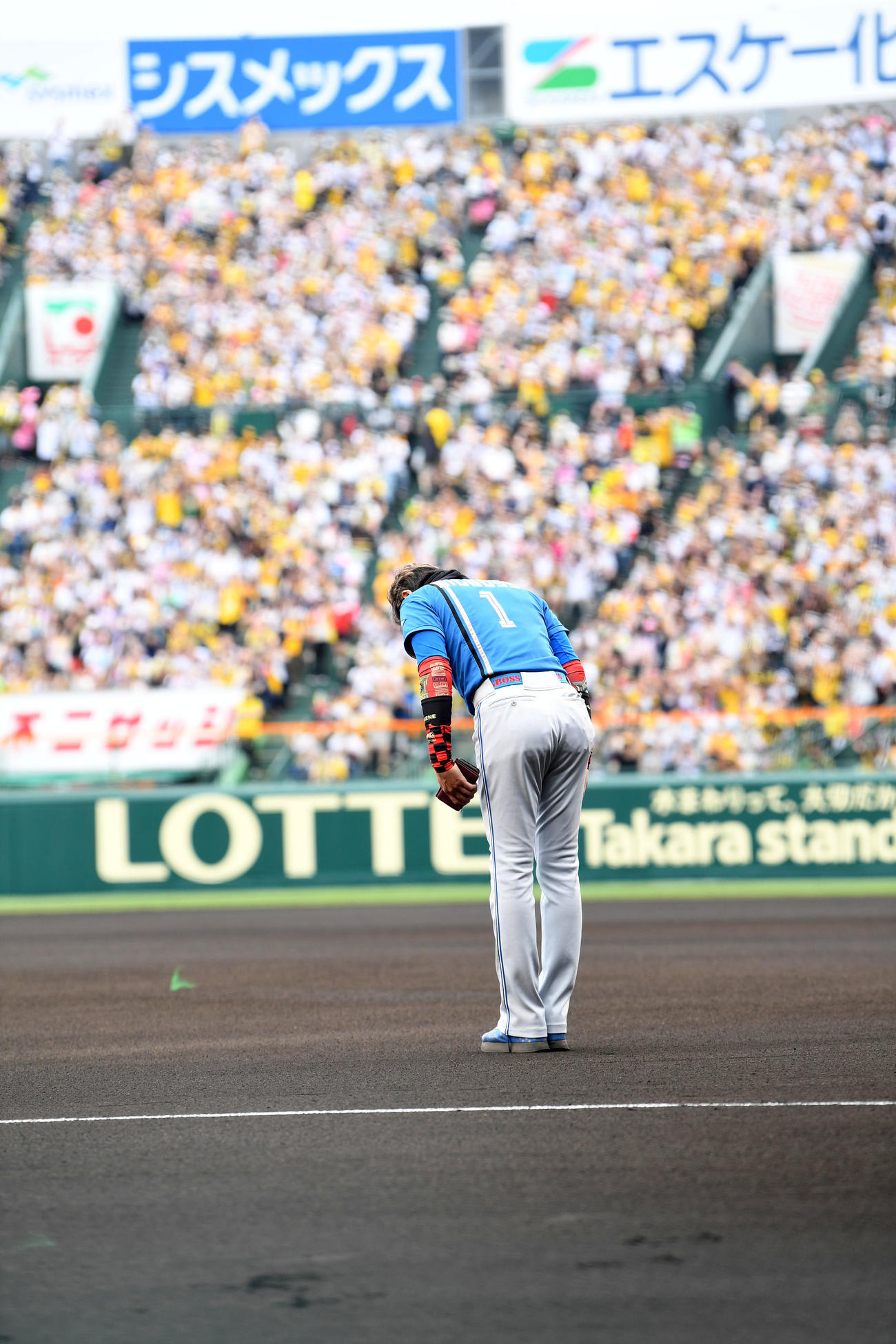 阪神対日本ハム　メンバー表交換後、甲子園のファンに一礼する新庄監督（撮影・前岡正明）